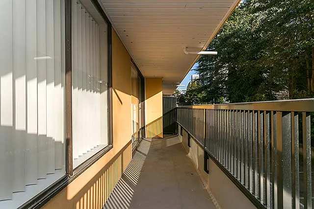 908 6th Ave — Photo 6