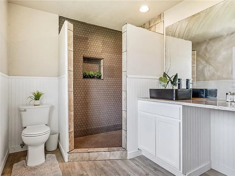651 W Wilson Ave — Photo 11