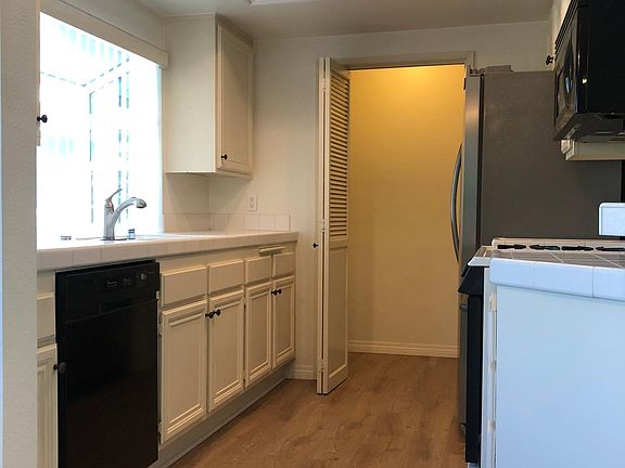 4th image of 8 Coventry Ln