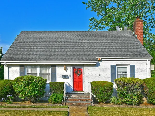 28 Wellington Road, Merrick, NY 11566