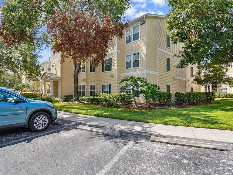 18332 Bridle Club Dr #18332 — Photo 2
