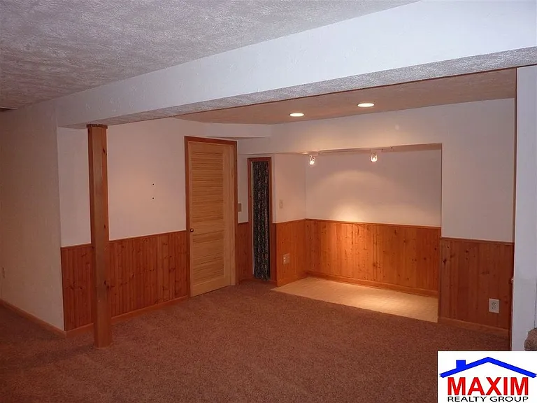 10909 Leavenworth St — Photo 11
