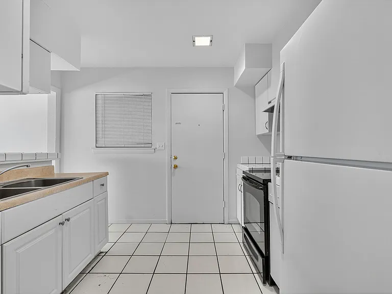 Las Palmas Apartment — Photo 8