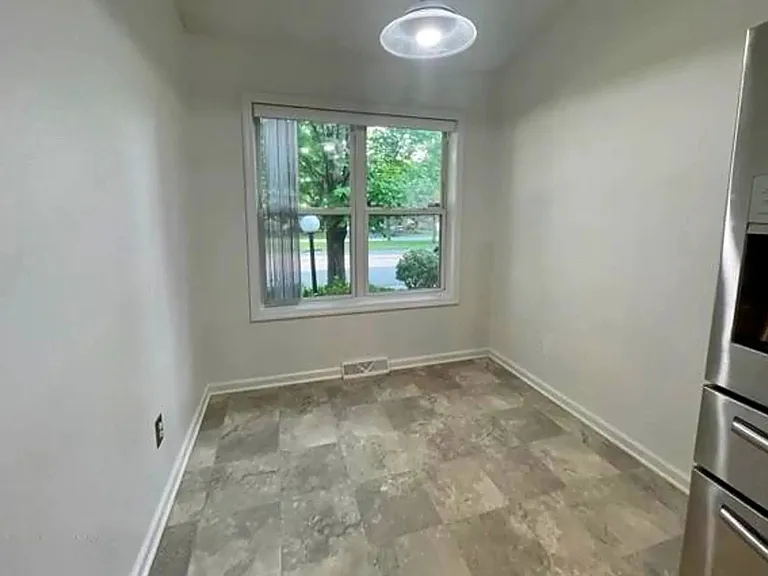 98 Harvard Rd — Photo 15
