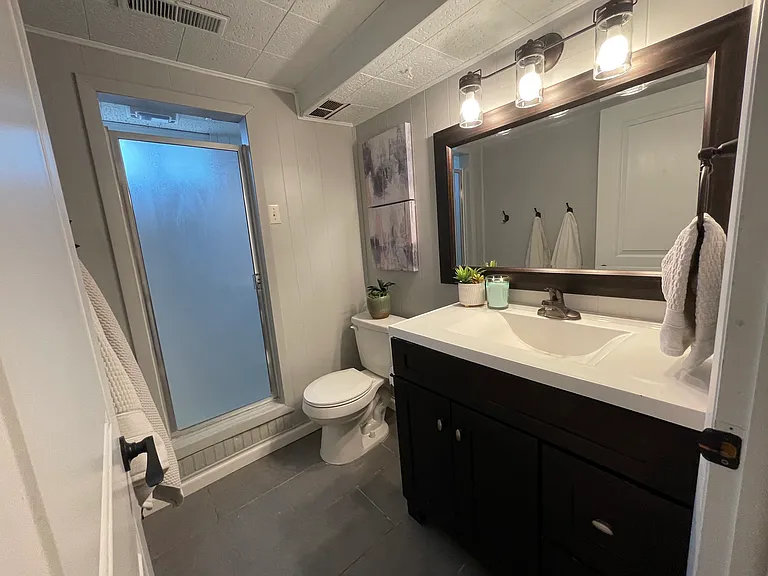 2104 Oakwood Ln — Photo 9