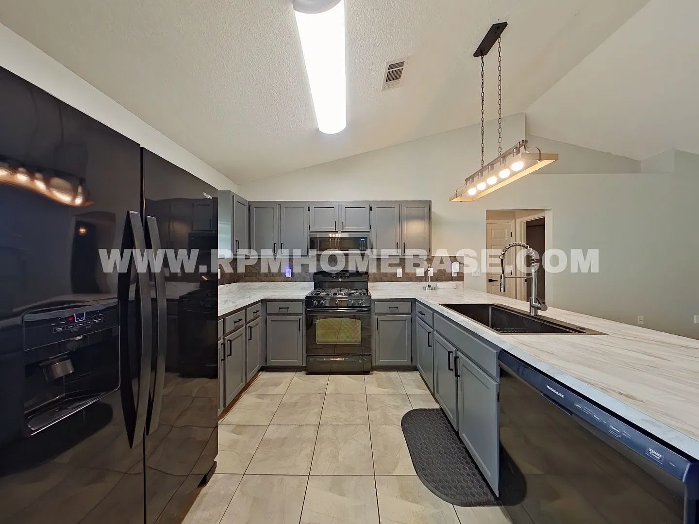 Spacious 3-Bedroom Home with Huge Fenced Backyard in South Crestview — Photo 4