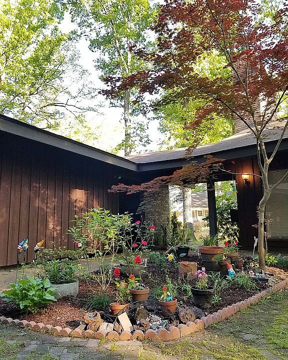 2nd image of 1004 Dogwood St