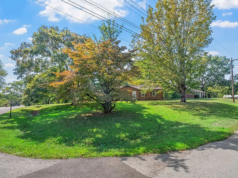 300 Hundred Oaks Dr — Photo 2