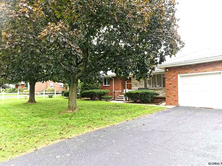 10 Alfred Dr E — Photo 4