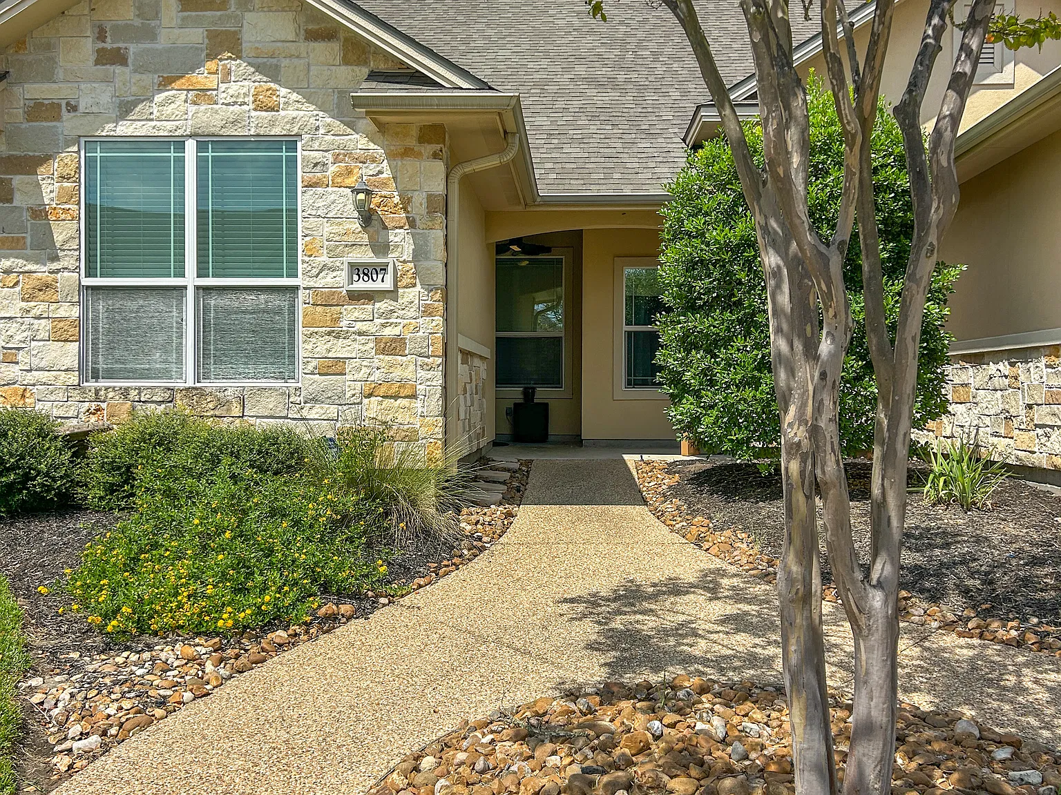 3 bed, 1321 sqft, $1,850 — Photo 2