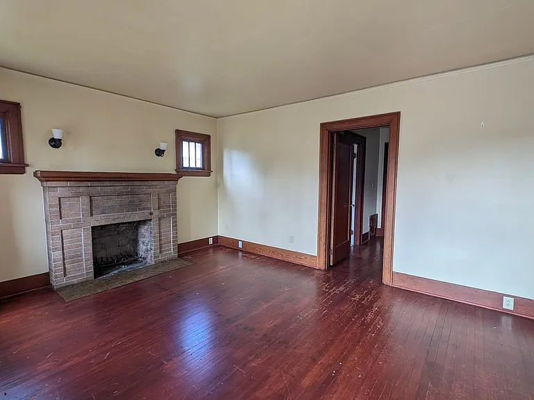 2021 Lombard Ave — Photo 2