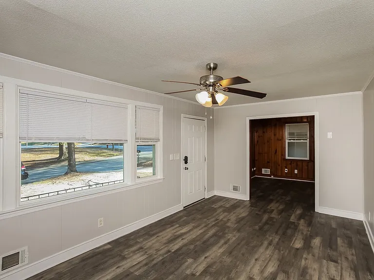 1456_018_living_room_13468907.jpg