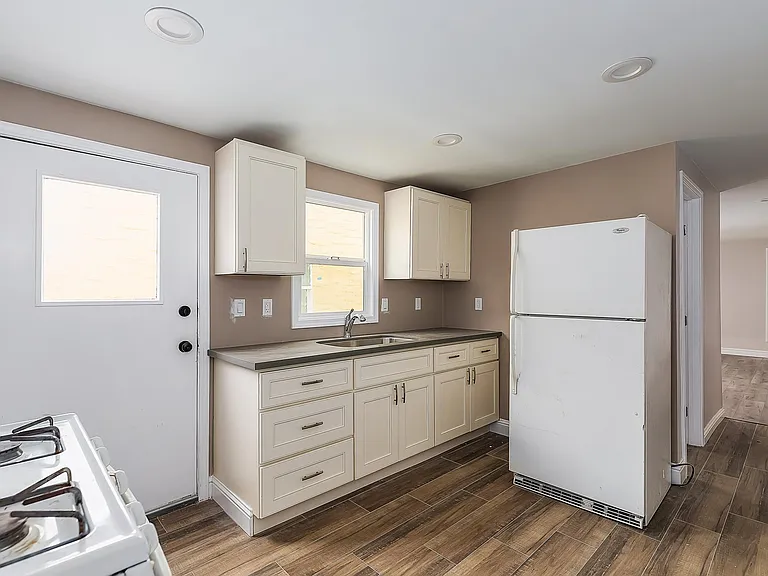 633 Kains Ave — Photo 5