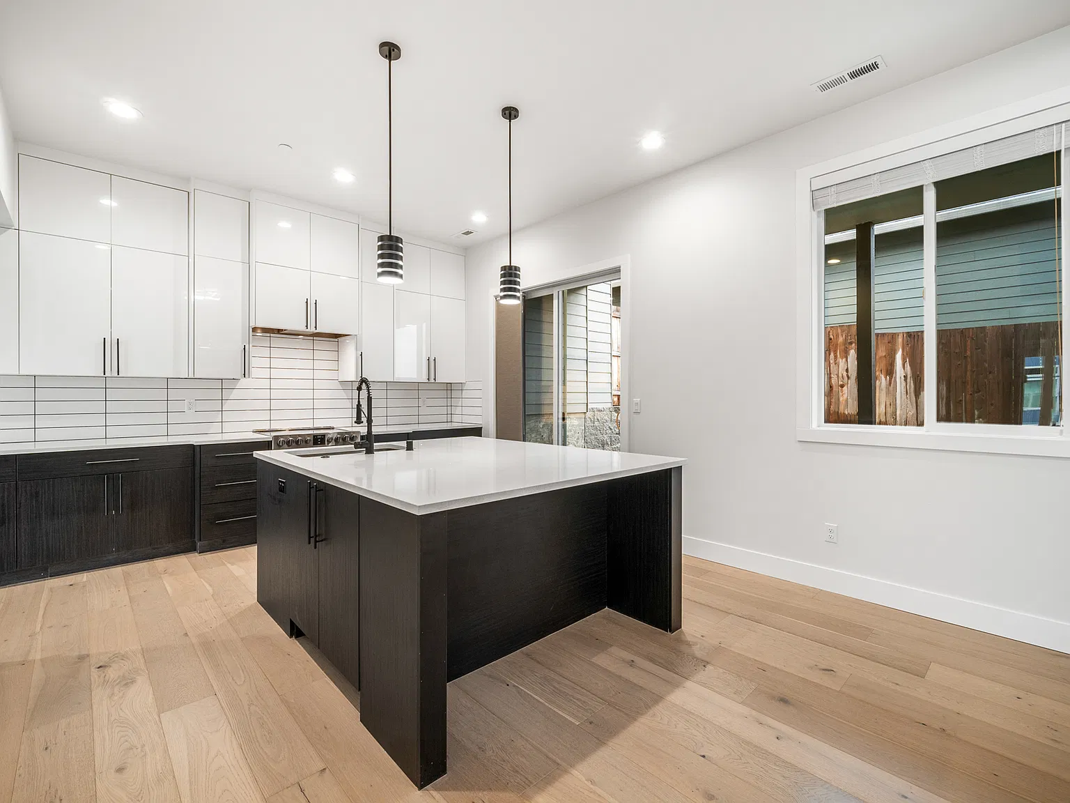 3 bed, 2.5 bath, 2145 sqft, $4,100 — Photo 2