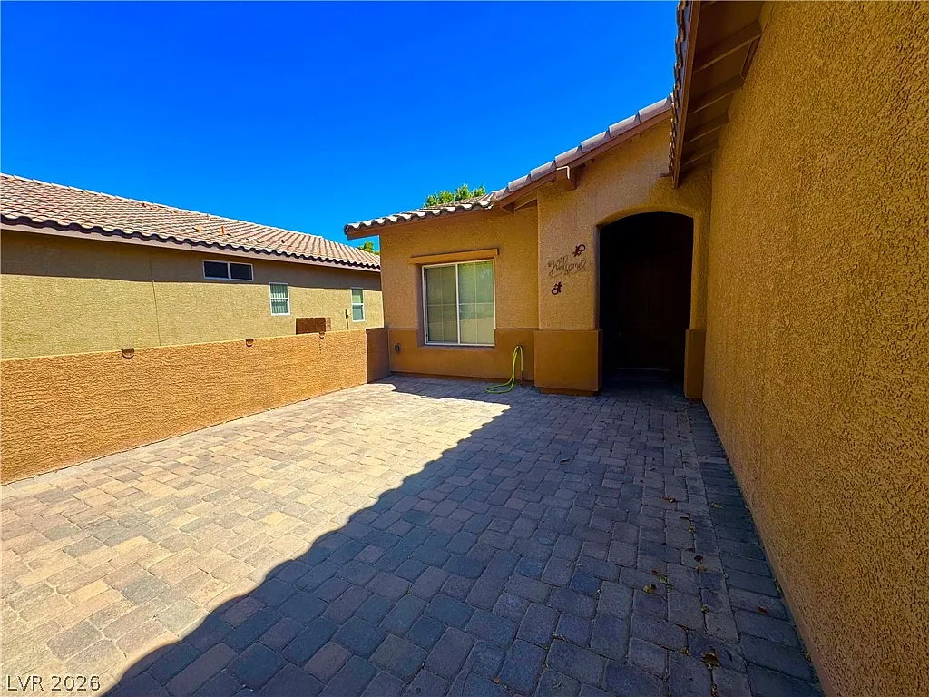 2 bed, 2.0 bath, 1396 sqft, $1,900 — Photo 2