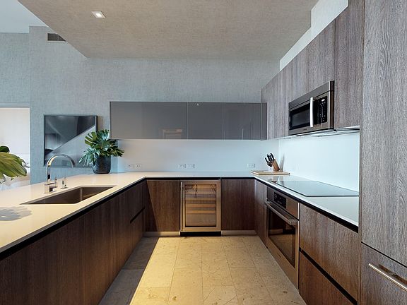 5th image of 88 SW 7th St APT 4003