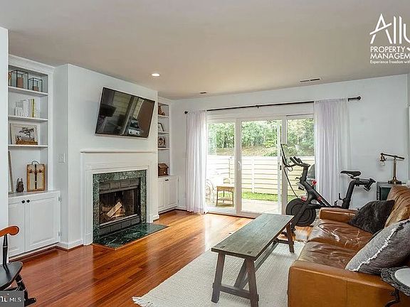 4th image of 1327 Le Parc Ter #1
