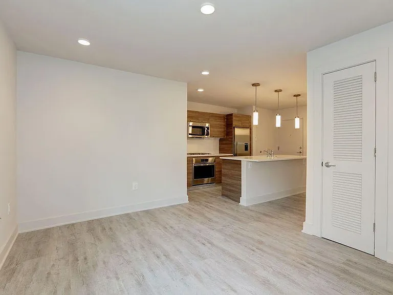 626 E St SE #203 — Photo 5