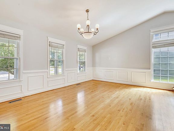 5th image of 2 Lily Pond Ct
