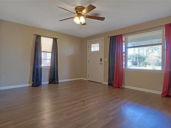5th image of 303 Hickory St