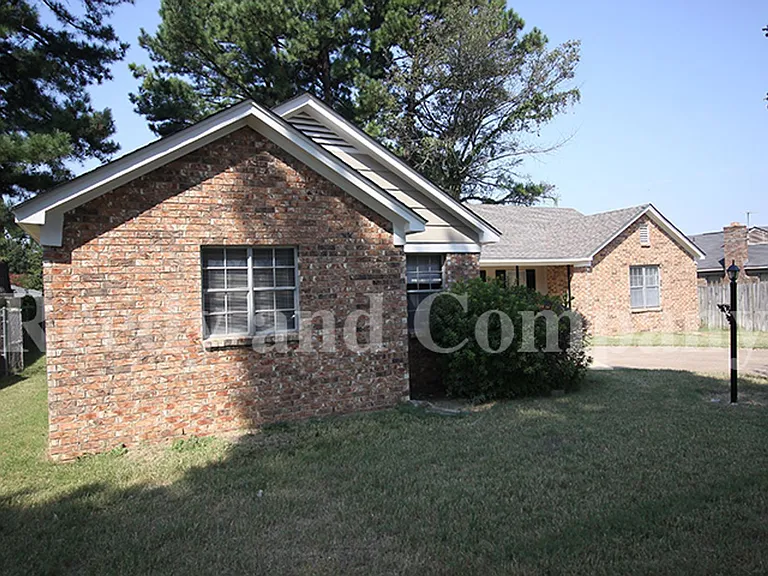 3235 Fox Chase Dr — Photo 3