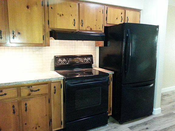 Kitchen w/under cabinet lighting