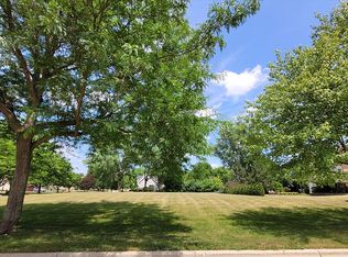 833 Crabapple Ct, West Chicago, IL
