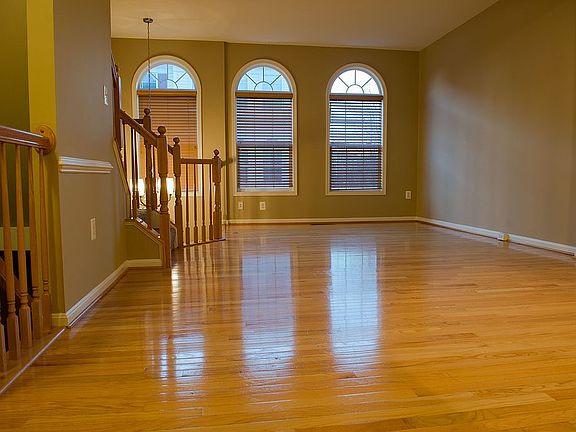 3rd image of 21844 Cobble Pond Sq
