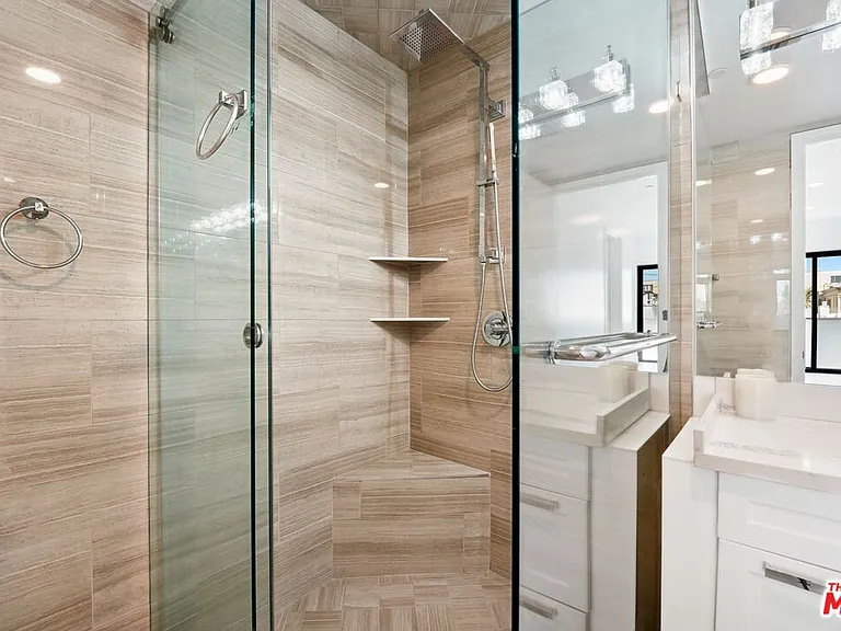 137 N Doheny Dr #3 — Photo 23