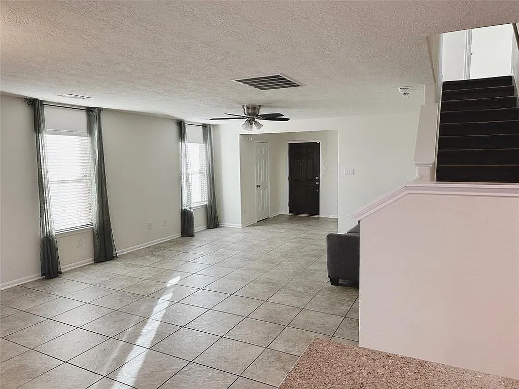 3 bed, 2.5 bath, 2220 sqft, $2,300 — Photo 3