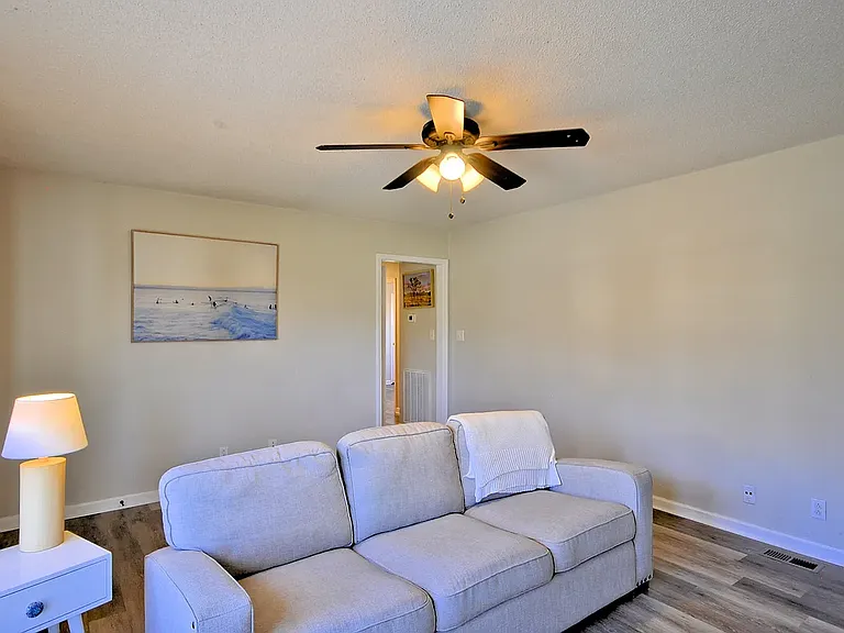 422 Woodale Dr — Photo 4