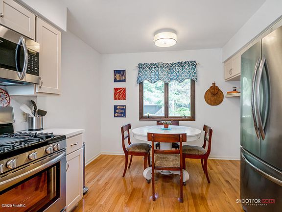 4th image of 834 Brook Village Ct