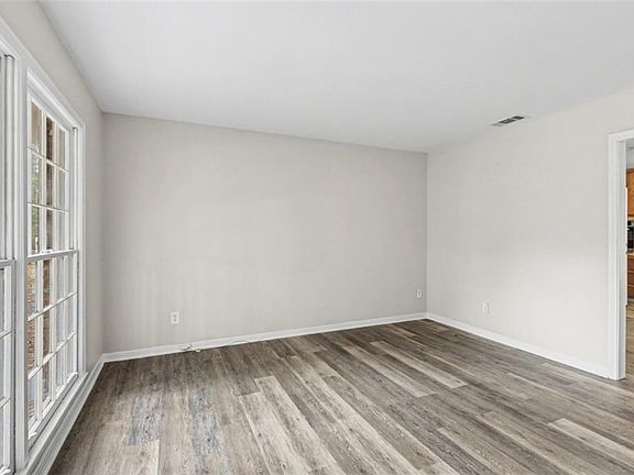 4th image of 5964 Montfort Rd S