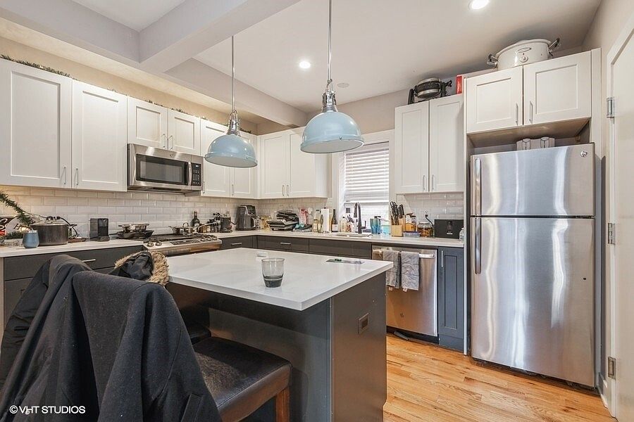 1st image of 924 W Oakdale Ave APT 1W