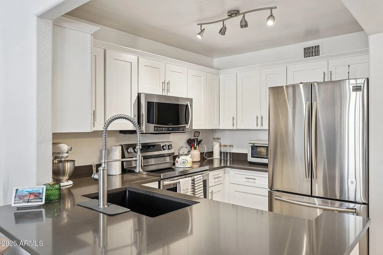 2 bed, 937 sqft, $2,500 — Photo 3
