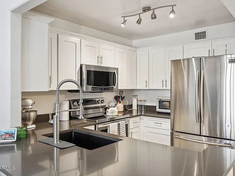 1025 E Highland Ave #6 — Photo 3