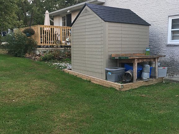 She shed and work bench 