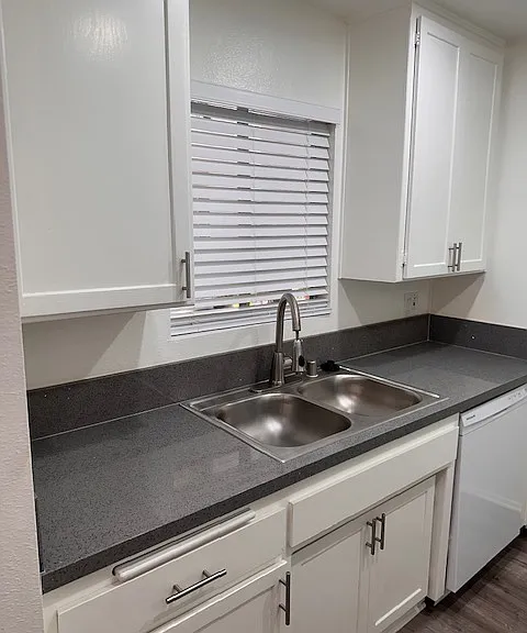 Brentwood Apartments — Photo 5