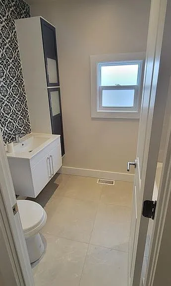 22 Robin Cres — Photo 5