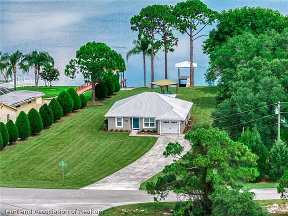 3rd image of 793 Lake August Dr