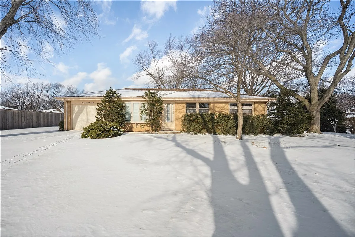 1402 W Willow Ln photo 1