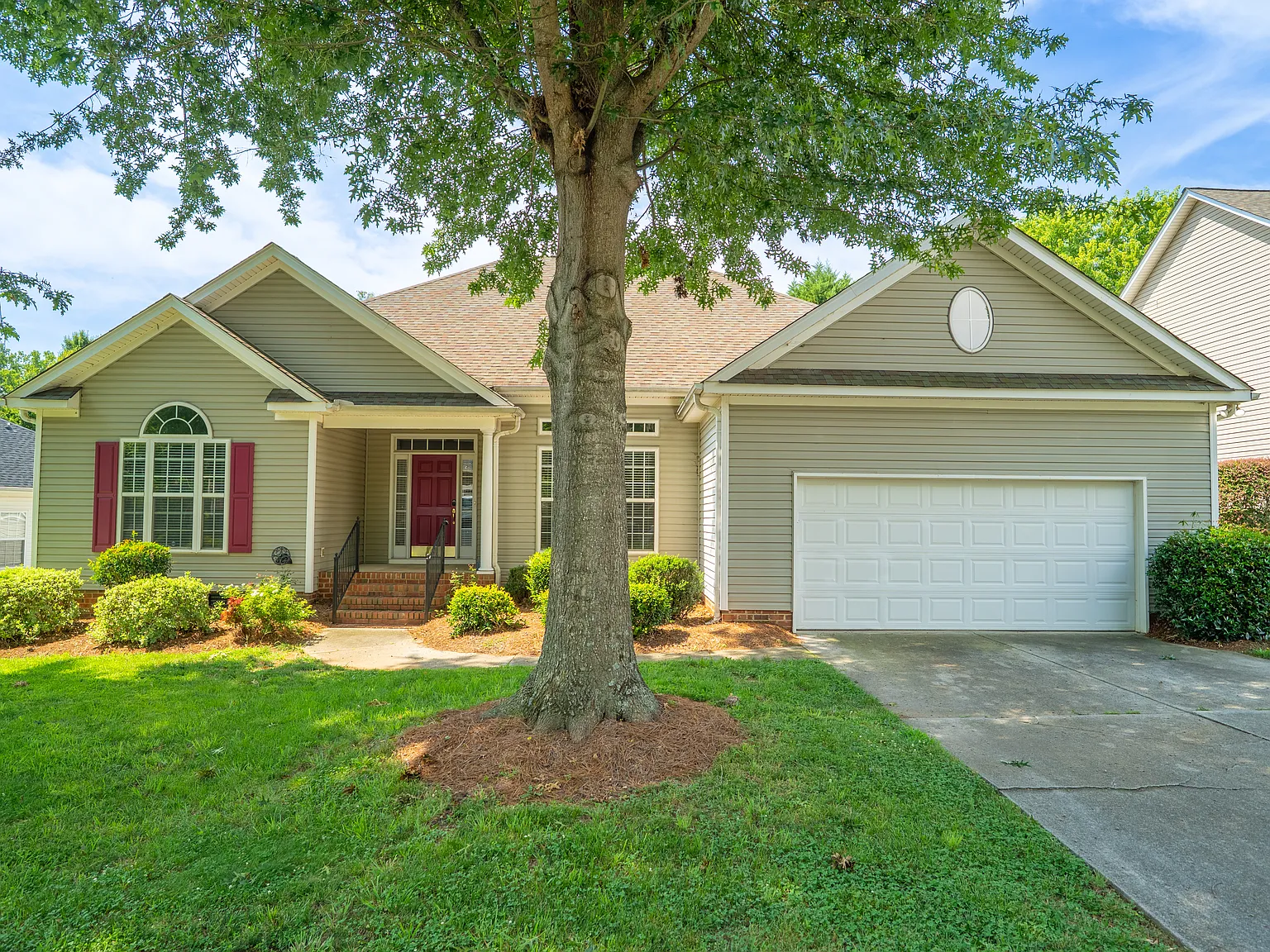 4 bed, 2.5 bath, 2441 sqft, $3,000 — Photo 2
