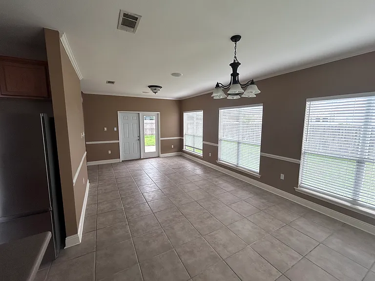 724 Simpson Way — Photo 9