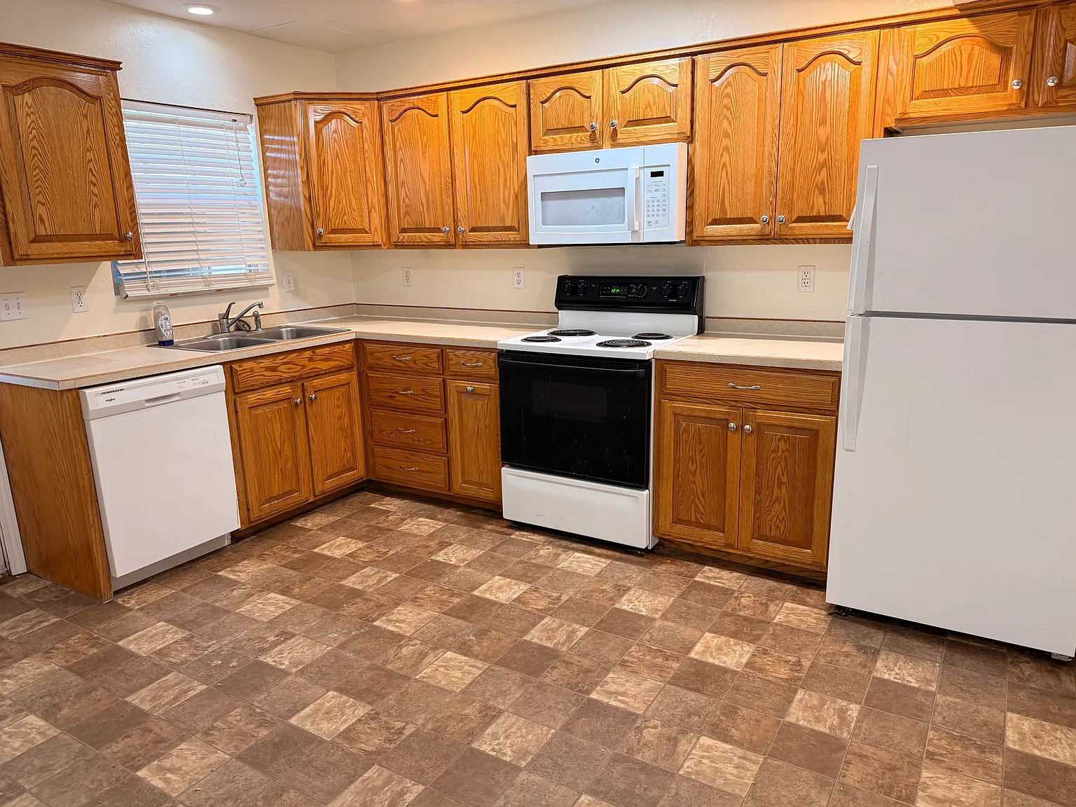 2 bed, 1080 sqft, $1,195 — Photo 2