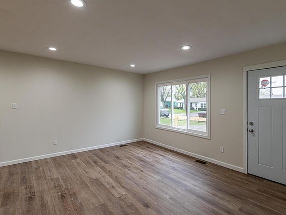 5th image of 740 Martha Dr