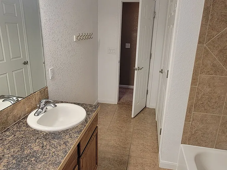 1515 S Abilene Ave — Photo 18