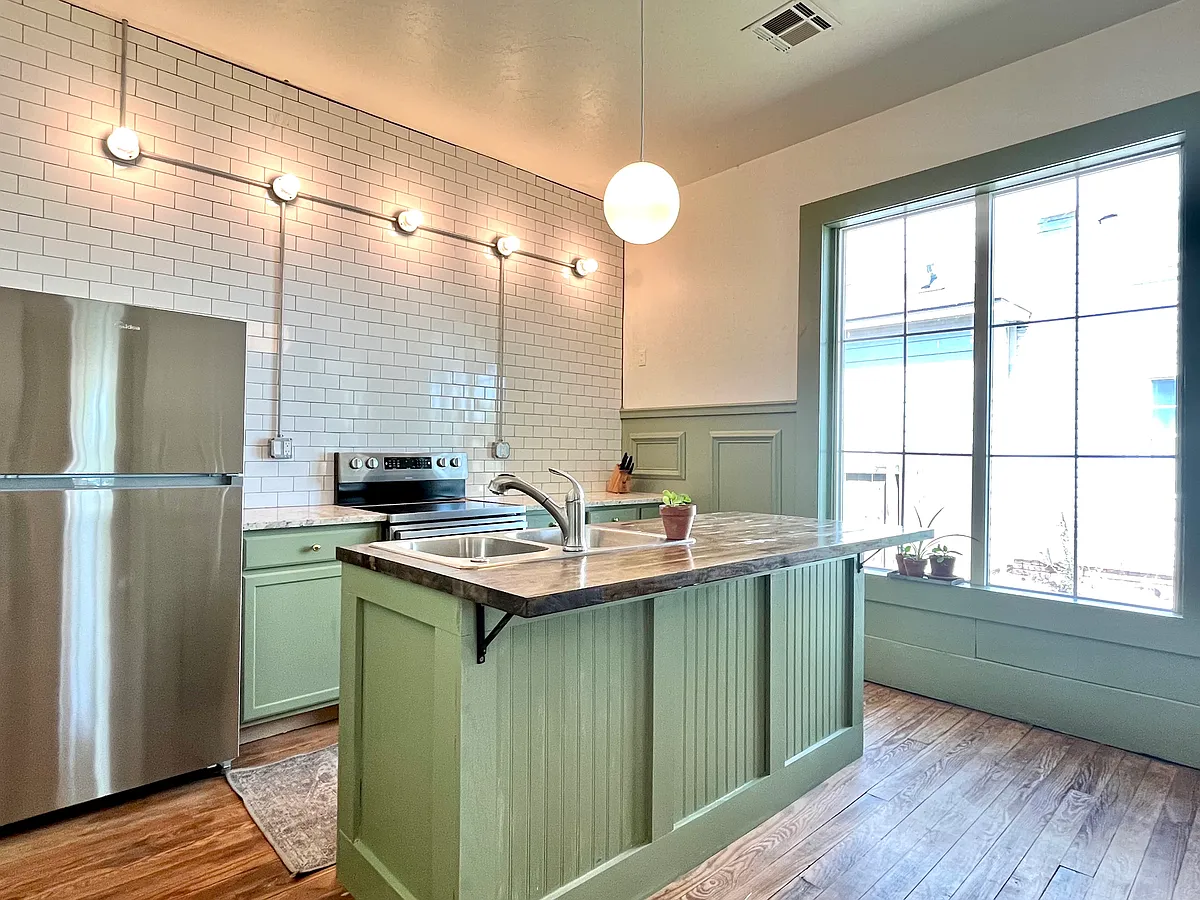 Building Photo - 308 W Oak Ave #1