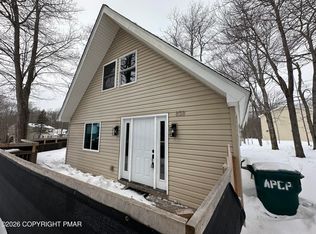 838 Country Place Dr, Tobyhanna, PA 18466