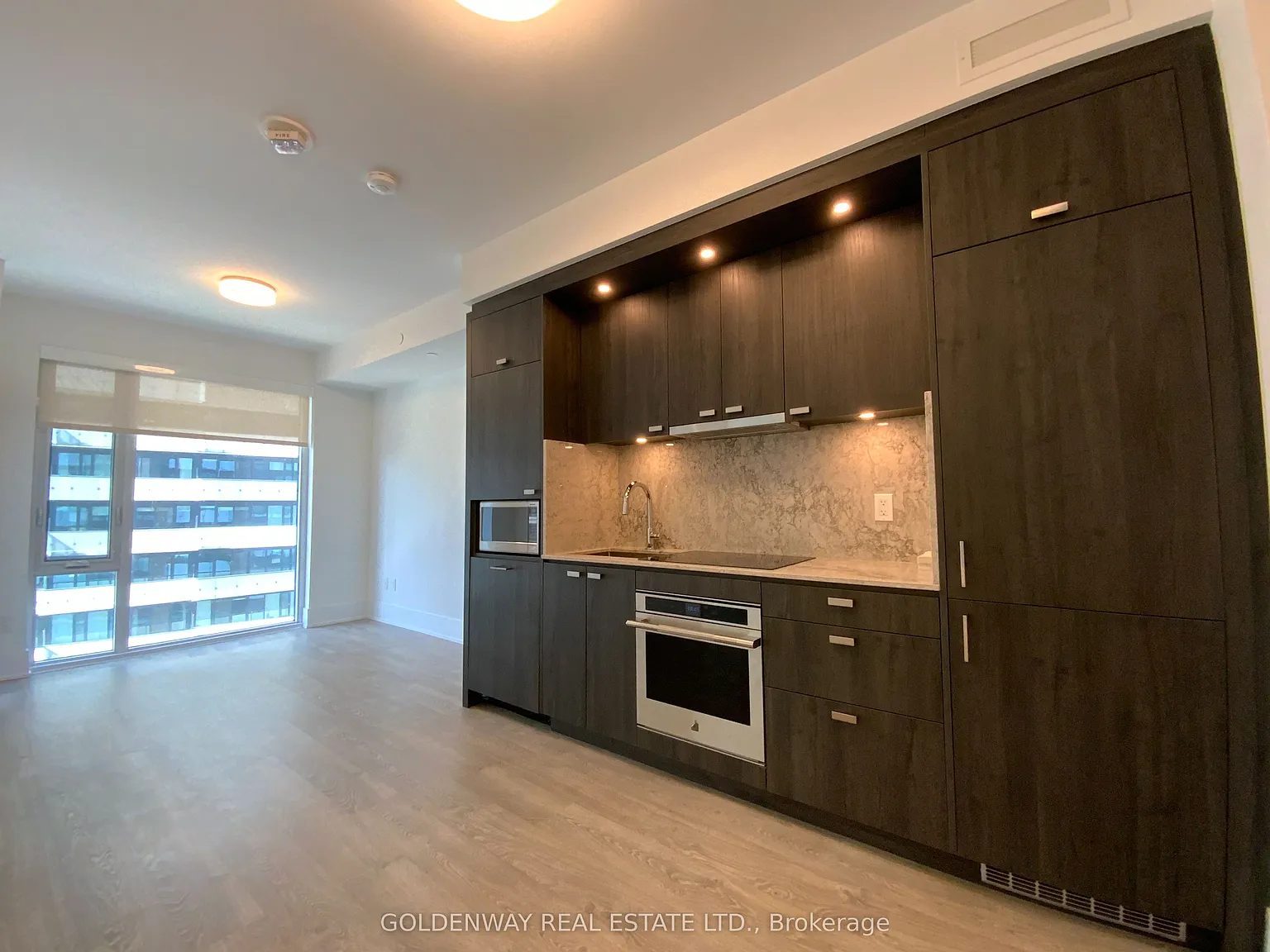 470 Front St W — Photo 3