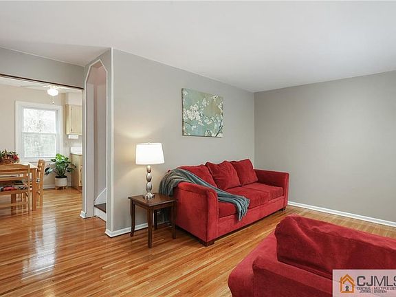 5th image of 23 Lois Ave